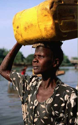 Depuis des siècles, les populations Anuak pratiquent la pêche dans les eaux de la rivière Alwero et cultivent ses berges et les terres environnantes. Photo&nbsp;:  Cultural Survival 