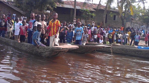 Niños en el desembarco de Lokutu en el río Congo. (Foto: GRAIN)