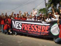 Le syndicat des travailleurs de Nestlé en Indonésie (Panjang, qui est membre de l'UITA) a mené avec succès une campagne de deux ans pour le droit de négocier les salaires, en dépit d'intenses pressions de l’entreprise sur les membres du syndicat et leurs familles. L'UITA a fait campagne contre la politique de Nestlé visant à supprimer les emplois permanents et à les remplacer par un travail externalisé et de la sous-traitance, ainsi que contre son refus d'accepter l'UITA comme un interlocuteur valable représentant les travailleurs auprès de la société au niveau mondial. La branche locale de l'UITA en Nouvelle-Zélande, en revanche, a développé une relation de coopération avec Fonterra, formalisée dans un accord-cadre régissant les relations de travail dans l’entreprise. Cet accord a été signé en 2002 entre Fonterra, l'UITA et de le syndicat néo-zélandais des travailleurs du secteur laitier (NZDWU). Que se passe-t-il donc quand Fonterra et Nestlé se réunissent, comme ils l'ont fait en Amérique latine dans le cadre leur joint-venture Dairy Partners of America&nbsp;? Selon le secrétaire général du NZDWU, Ritchie James, Fonterra agit comme n’importe quelle autre multinationale quand il s'agit de ses activités à l'étranger, et son syndicat a été incapable d'obtenir de la coopérative qu’elle s’engage dans l’application de son accord-cadre à l'étranger. Pour plus d'informations voir le site Web de l'UITA (www.iuf.org) ou le site Web qu'elle a créé, NestleWatch (www.iuf.org/cms/). (Photo&nbsp;: UITA)
