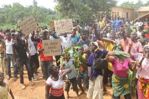 Rural land conflicts are the order of the day in Côte d’Ivoire. In this photo, the people of a village in the Memni forest express their opposition to the assignment of their lands to a corporation by the local authorities. Photo: DR