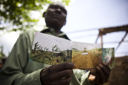 Victim of land grabs in Uganda (photo courtesy of <a data-cke-saved-href="http://www.oxfamamerica.org/articles/land-grabs-take-a-sneak-peek">Oxfam href="http://www.oxfamamerica.org/articles/land-grabs-take-a-sneak-peek">Oxfam America</a>) Victime de l’accaparement des terres en Ouganda (avec la permission de <a href="http://www.oxfamamerica.org/articles/land-grabs-take-a-sneak-peek">Oxfam America</a>)