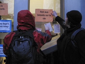Action contre le lobby des entreprises semencières à Bruxelles qui orientent la législation en faveur de l’agro-industrie. Le brevetage du vivant est l’une des aberrations à laquelle mène le système mercantile imposé par ces entreprises. (Photo : ECVC)