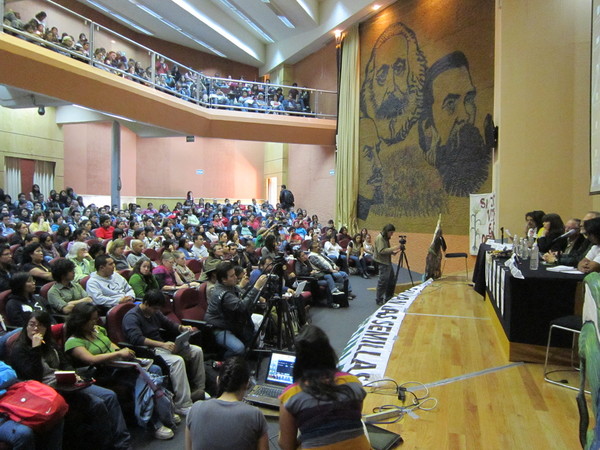 Affiche annonçant un débat sur le maïs transgénique à la Faculté des sciences de l'Universidad Nacional Autónoma de México, UNAM, le 7 février 2013.