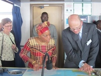 Directeur de Høegh Autoliners, Leif O. Høegh, et de la Première dame du Mozambique's First Lady, son Excellence Mme Maria Da Luz Dai Guebuza, en octobre 2011.