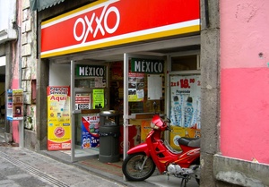 Oxxo (propriété de Femsa, filiale de Coca-Cola) inaugure 3 épiceries par jour en moyenne – et ouvrira sa quatorze millième au Mexique en 2015. (Photo : Theldamatter/Wikicommons)
