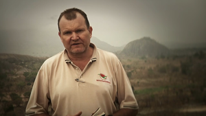 "Somos os adeptos fanáticos de Deus pois empre- endemos actividades comerciais e agricultura da sua maneira", diz Andrew Cunningham. (Foto: Prairie Grass Productions)