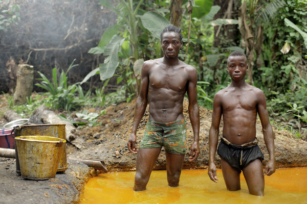 Productores tradicionales de palma aceitera en Liberia: una nueva ola de inversiones amenaza con expulsar a estos campesinos, miembros del Clan Jogbahn, fuera de sus tierras, erosionando su soberanía alimentaria. (Foto: Cargo Collective)