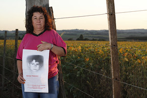 Le fils de Petrona Villasboa, Silvino Talavera, est mort à l'âge de 11 ans, après avoir été arrosé de pesticides alors qu'il faisait du vélo sur une route entre deux champs de soja. Il se trouvait à 80 mètres de chez lui, à Pirapey, dans le département d'Itapúa, au Paraguay. (Photo: Glyn Thomas / FoE)