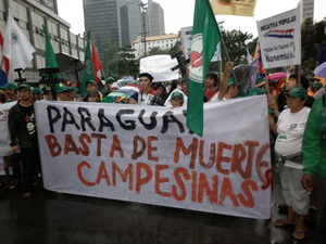 Les organisations paysannes de La Via Campesina du Paraguay à la marche du Sommet des peuples à Río + 20, juin 2012 - quelques jours après la tuerie de Curuguaty.