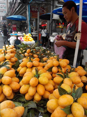 Escogiendo fruta en Bangkok: por toda Asia, las tendencias de consumo de alimentos se apartan de las dietas tradicionales y se encaminan hacia más carne, lácteos y alimentos azucarados (Foto: GRAIN)