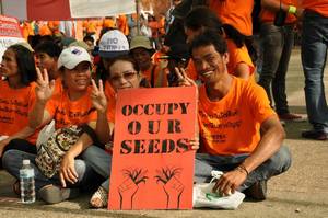 Protesta de septiembre de 2013 contra los Tratados de Libre Comercio. En Tailandia, los movimientos populares resisten la posibilidad de que las conversaciones en torno a un tratado de libre comercio entre Tailandia y la Unión Europea implique que UPOV se