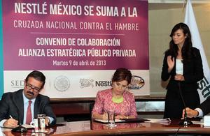 Le gouvernement mexicain s’est associé à Nestlé dans la soi-disant Croisade contre la faim, qui encourage des groupes de femmes à promouvoir la consommation d’aliments nutritifs. En utilisant des produits Nestlé, évidemment.