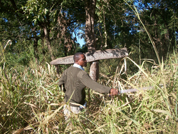 Técnico Supervisor  de las áreas REDD - Envirotrade -, enseñando uno de los bloques de las áreas protegidas