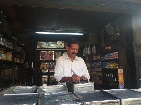 Nirmal: “Estos clientes de bajos ingresos que atende- mos diario no podrán comprar nada si nos reemplazan los puestos por un centro comercial.” (Foto: GRAIN)