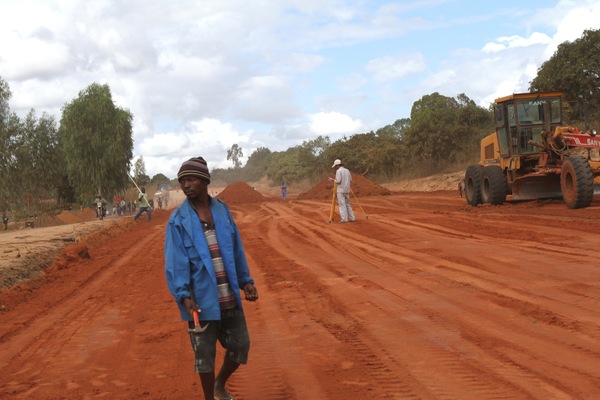 Mise en place des infrastructures nécessaires à l’essor de l’agriculture à grande échelle dans le couloir de Nacala. (Photo : Erico Waga pour GRAIN)