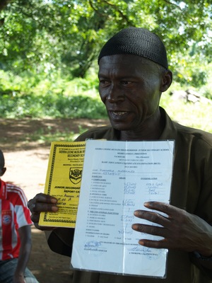 Sallay Koroma fue forzado a sacar a dos de sus tres hijos de la escuela tras de perder su tierra a causa de la compañía Sierra Leone Agriculture, que ahora le pertenece a Siva. (Foto: Joan Baxter)