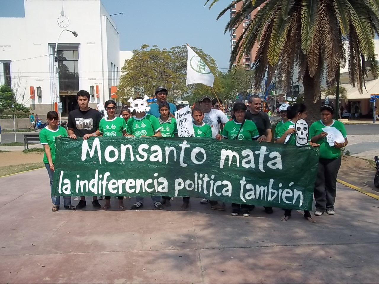 http://www.oilseedandgrain.com/#!Argentine-Farmers-Say-Monsanto-Soy-Contracts-Break-Local-Law/cmai/553516f40cf2836c87de8650