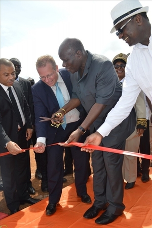 Hévéaculture et vivrier : le ministre de l'agriculture et le directeur général de CHP lors du lancement officiel du projet à Prikro, en 2013. Photo : Ministères par DR