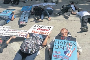 Activistas en Tailandia se manifiestan en relación con el ATP durante una visita oficial del presidente Barack Obama a China en 2012. (Foto: Bangkok Post)