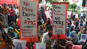 Au moins 1 300 personnes ont perdu la vie quand un immeuble de neuf étages, connu sous le nom de Rana Plaza, s’est effondré à Dhaka, au Bangladesh. La majorité des victimes et des blessés étaient des ouvriers du vêtement. Photo : Munir Uz Zaman/AFP/Getty 