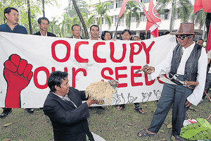 A group of farmers gather at the Department of Agriculture (DOA) in Bang Khen district yesterday to voice their opposition to the planned ratification of the 1991 International Convention for the Protection of New Varieties of Plants (UPOV). The farmers submitted a protest letter to Martin Ekvad, the UPOV executive who briefed DOA officials about the convention. APICHIT JINAKUL  