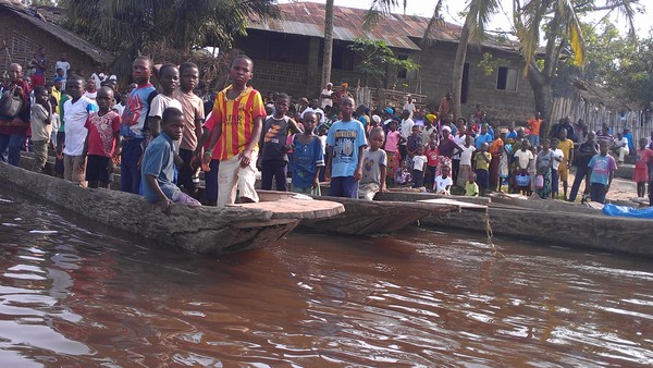 Enfants sur le quai de Lokutu sur le fleuve Congo (Photo : GRAIN)