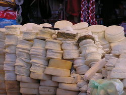 Quesos en un mercado de Ayacucho, Perú (Foto: Tomandbecky).