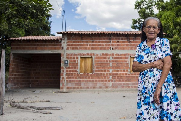 Palmerina Ferreira Lima devant sa maison dans le village de  Melancias, État de Piauí, Brésil. (Foto: Rosilene Miliotti / FASE)