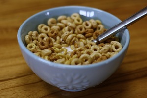 Une étude récente, sur une boîte de céréales Kellogg’s pour le petit déjeuner, a montré que manger une portion de 100 grammes génère l’équivalent de 264 grammes de CO2. Si l’on ajoute du lait à ces céréales, les émissions augmentent de deux à quatre fois.