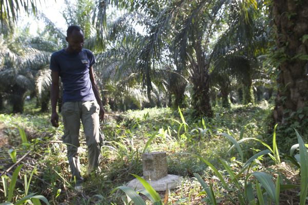 A community member in Lokutu, where Feronia operates, is surprised to find a land survey marker placed without the prior consent of affected communities (Photo: Oskar Epelde)