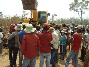Community members physically blocking the clearing of their land. (Photo: Sangke II community)