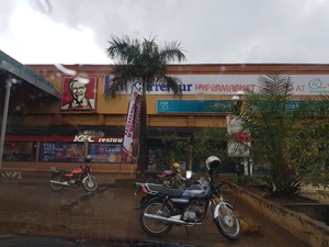 Centre commercial à Kampala, 2018. Les supermarchés multinationaux ont tendance à ouvrir des centres commerciaux en Afrique en même temps que se développent les restaurants multinationaux de type restauration rapide comme KFC. 