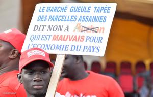 July 2018: Small vendors of the Gueule Tapée market in Dakar, Senegal, demonstrate against the municipality’s plans to
demolish their market and build a shopping mall in its place. Part of the mall would be occupied by the French supermarket
giant Auchan. Photo: Dave Design.