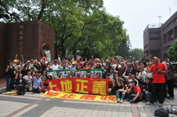 Agricultores taiwaneses protestando por la pérdida de su tierra debido al desarrollo industrial (Foto: Munch Kao/Taiwan Rural Front)