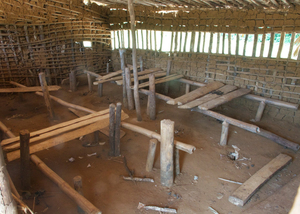 A run-down primary school in an area of Feronia operations (Photo: Oskar Epelde)