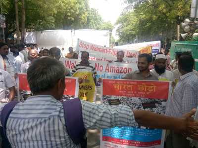 Traders, farmers, workers and citizens groups decry green-light to Walmart-Flipkart deal – Call on Quit India day for joint struggle against foreign e-commerce-image